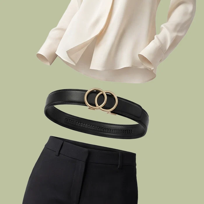 Conjunto de blusa, cinturón negro con hebilla dorada y pantalón sobre fondo verde